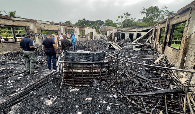 Totalmente calcinadas quedaron las camas de las estudiantes de la Escuela Secundaria Mahdia, en Guyana.   