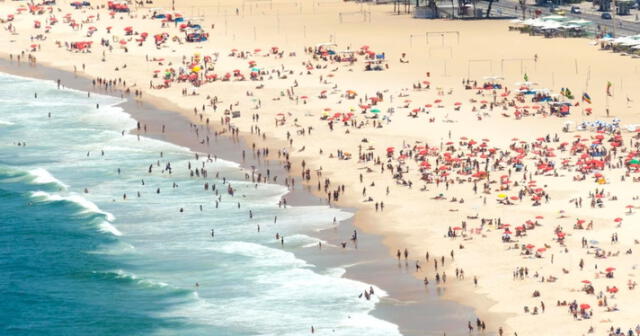Playa de Copacabana en Río de Janeiro. Foto: Freepik   