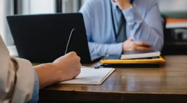  Descubre de qué forma podrían evaluarte durante una entrevista laboral. Foto: Istock   