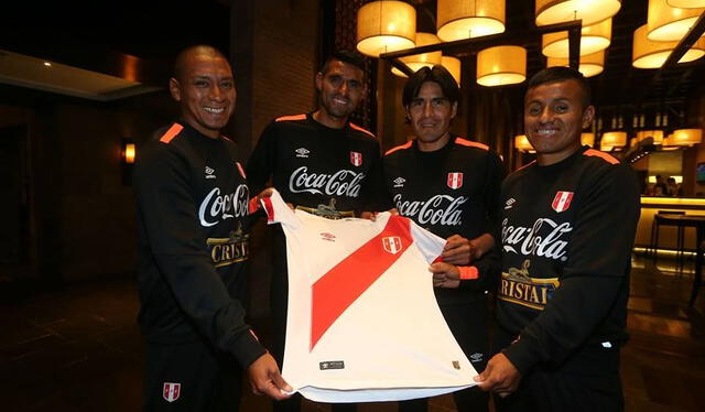 Cord Cleque junto a César Ortíz, Edwin Retamozo y Víctor Peña, luego de ser convocados a la selección peruana. Foto: FPF   