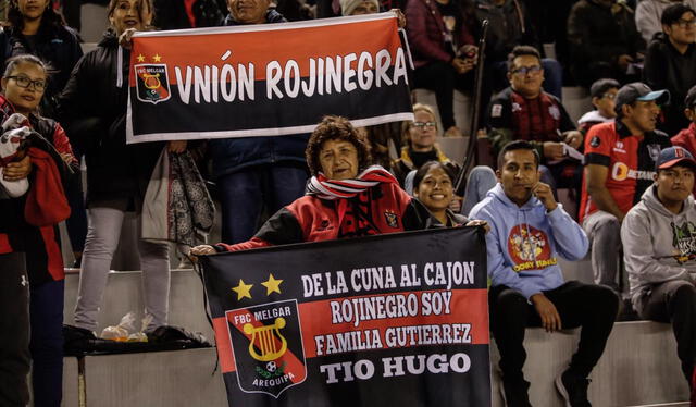  Hinchas. Pese a la hora, llegaron. Foto: Rodrigo Talavera/La República 