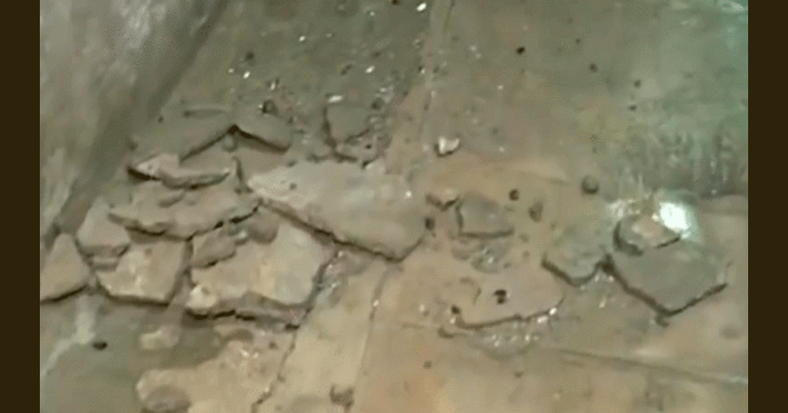  Piedras expulsadas por el mar en la playa de San Bartolo. Foto: captura de Canal N    