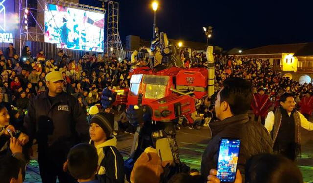  Optimus Prime cusqueño en las calles durante la celebración. Foto: Néstor Larico   