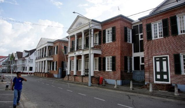 Muchas de las edificaciones de Surinam están inspiradas en la arquitectura holandesa. Foto: AFP   