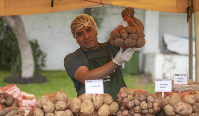 Productores venden diversas variedades de papa en el Campo de Marte. Foto: Midagri   