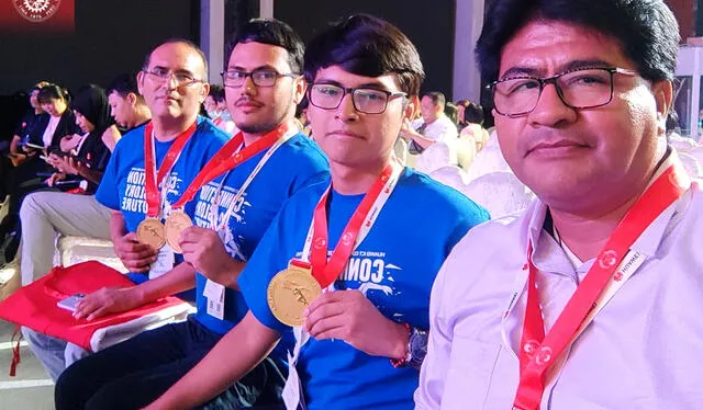  El equipo de la UNI, junto a sus medallas de la competencia de Huawei. Foto: UNI/Facebook 