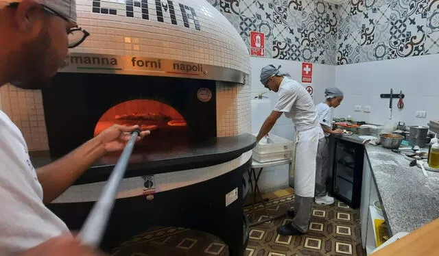  El horno especial utilizado en "Flama" permite que sus pizzas estén listas de 60 a 90 segundos. Foto: La República    