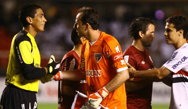 Luis Llontop y Rogério Ceni en el Universitario vs. Sao Paulo por la Copa Libertadores 2010. Foto: Archivo GLR   