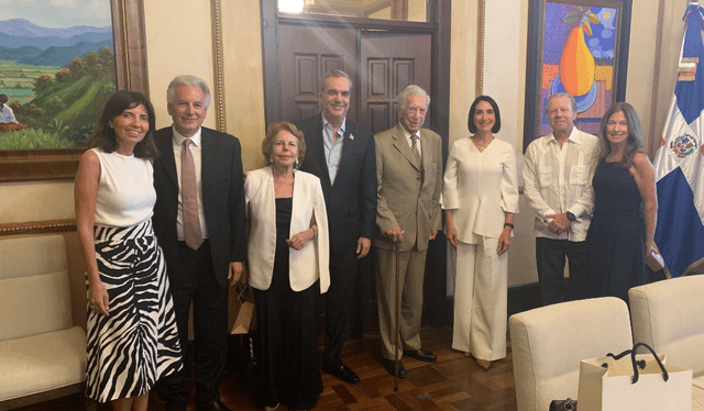  Reunión de Vargas Losa y su familia con el Presidente de República Dominicana, Luis Abinader. Foto: Álvaro Vargas Llosa/Twitter    