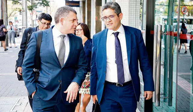 El fiscal José Domingo Pérez, con el fiscal superior coordinador Rafael Vela, durante una diligencia en Brasil   