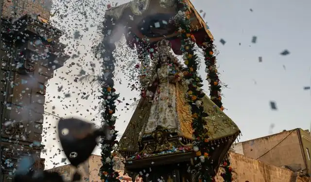 Bello marco. Tras su ingreso por la calle Santa Catalina, devotos recibieron a la virgen con pétalos de rosas y flores, canticos y oraciones. Foto: Rodrigo Talavera/ LR Bello marco. Tras su ingreso por la calle Santa Catalina, devotos recibieron a la virgen con pétalos de rosas y flores, canticos y oraciones. Foto: Rodrigo Talavera/ LR