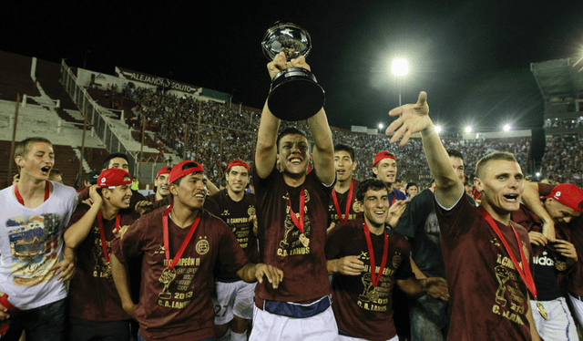 Nicolás Pasquini logró su primer título con Lanús al salir campeón de la Copa Sudamericana 2013. Foto: EFE   