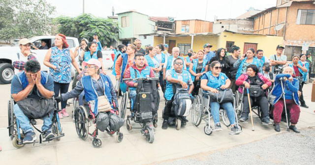  Abandonados. Comerciantes con discapacidad afectados. Foto: John Reyes/La República   