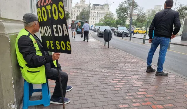  Cuando vayas a intercambiar tus dólares deteriorados, recuerda que no todos los cambistas está dispuestos a arriesgarse si el billete se ve muy mal. Foto: Karla Cruz/La República 