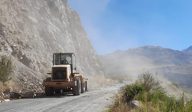  Vías. Maquinaria retira escombros por los derrumbes. Foto: Jhon Vizcarra   