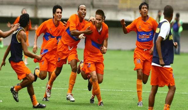 Atlético Minero celebró a lo grande su primer y único ascenso a la primera división del fútbol peruano. Foto: Archivo GLR   