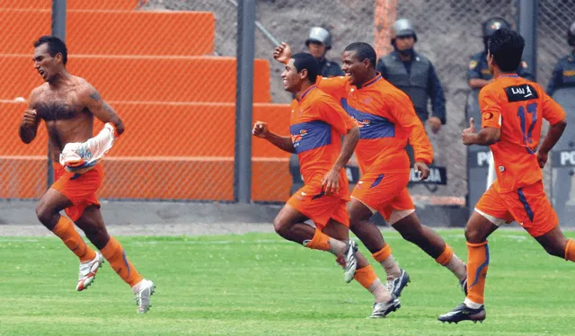 Nick Montalva celebra efusivamente el gol que le dio vida a Atlético Minero en la última fecha del Clausura 2008. Foto: Archivo GLR   