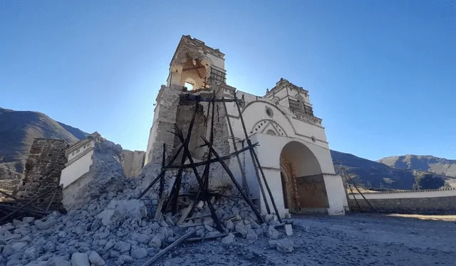  Lari. Santuario de la Purísima Concepción tenía apuntalada la torre, con el movimiento del viernes, se vino abajo la estructura. Foto: Jhon Vizcarra<br>   