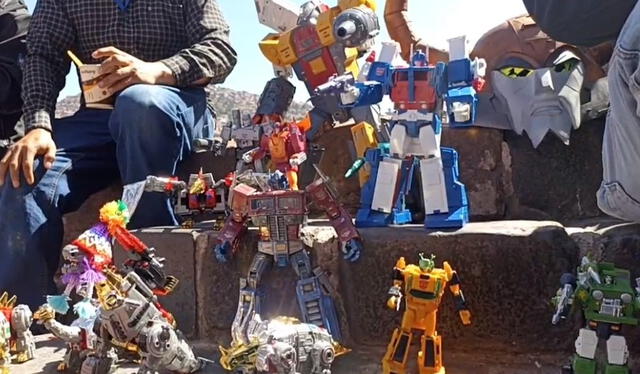 Autobots en miniatura de Transformers fueron exhibidos en la plaza del Cusco. Foto: captura RPP   