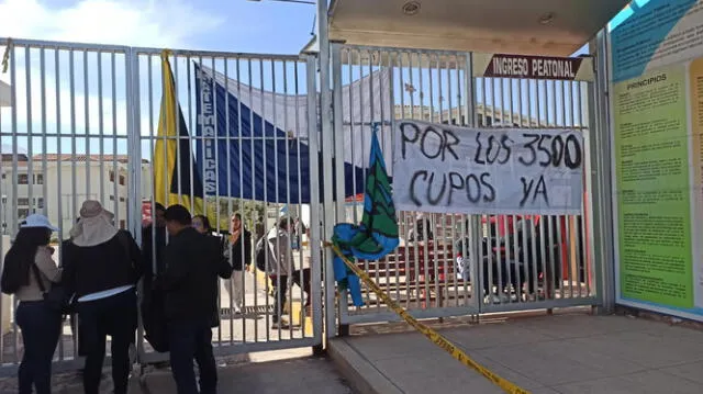  Universitarios tomaron puerta de ingreso a la UNSAAC. Foto: Rocío Cárdenas/La República   