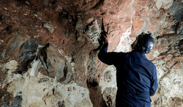  Lee Berger señala una parte de la cueva donde encontraron los fósiles de Homo naledi. Foto: AFP    