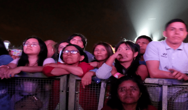Fans de Yarita Lizeth lloran cuando escuchan "Madrecita". Foto: Sandy Carrión Cruz/La República   