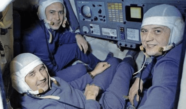  De izquierda a derecha, Georgi T. Dobrovolski (comandante), Viktor I. Patsayev (ingeniero de investigación) y Vladislav N. Volkov (ingeniero de vuelo) en el simulador del Soyuz-11. Foto: Ria Novosti   