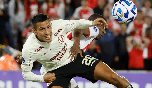 Álex Valera tuvo un partido complicado ante Santa Fe en Colombia. Foto: EFE   