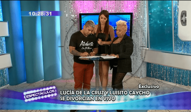  Luisito Caycho firmando su divorcio de Lucía de la Cruz. Foto: captura/Latina 