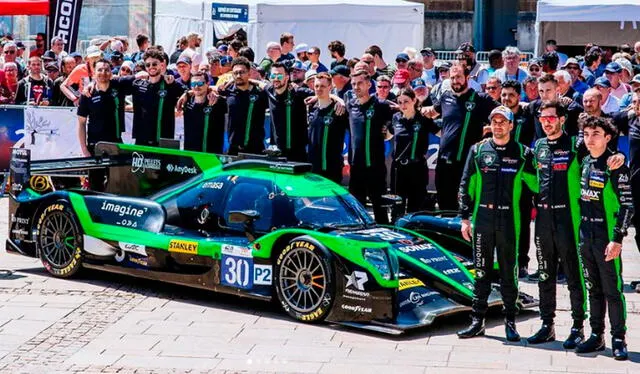 Nico Pino (extremo derecho) junto al auto y a sus compañeros del Duqueine Team que correrán este fin de semana en las 24 horas de Le Mans. Foto: nicolaspino78/Instagram   