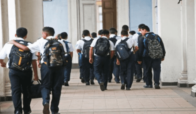  En los colegios públicos no es obligatorio usar uniforme escolar. Foto: Andina   
