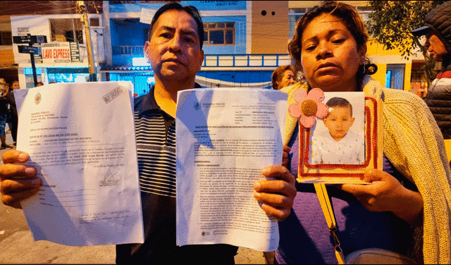 Padres de familia exigen ayuda a las autoridades para encontrar responsables por la muerte de su hijo. Foto: Bárbara Mamani/La República   