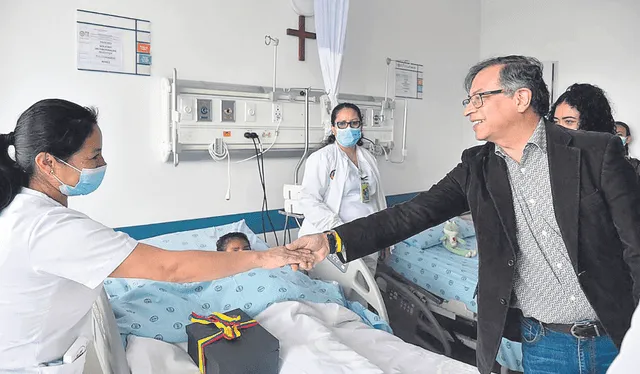 El presidente Gustavo Petro visitó a los pequeños sobrevivientes, Lesly y sus tres hermanitos, en el Hospital Militar. Foto: EFE    