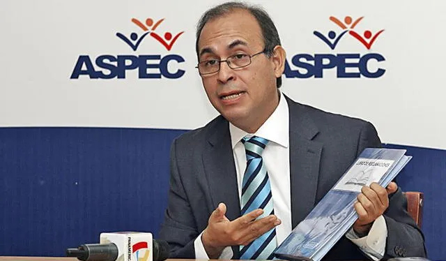 El presidente de Aspec, Crisólogo Cáceres, señala que las empresas financieras y las de telefonía son las que reportan más quejas. Foto: Archivo LR   