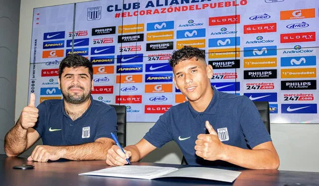 Mauricio Arrasco firmó su primer contrato profesional con Alianza Lima en septiembre de 2022. Foto: Alianza Lima 