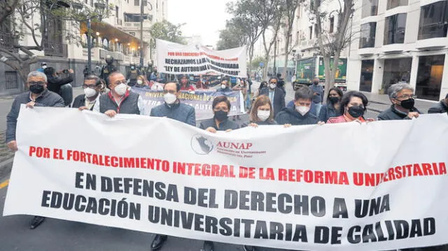  Reclamo. Diversos estudiantes piden a los congresistas no jugar con el futuro de la educación. Foto: Félix Contreras   