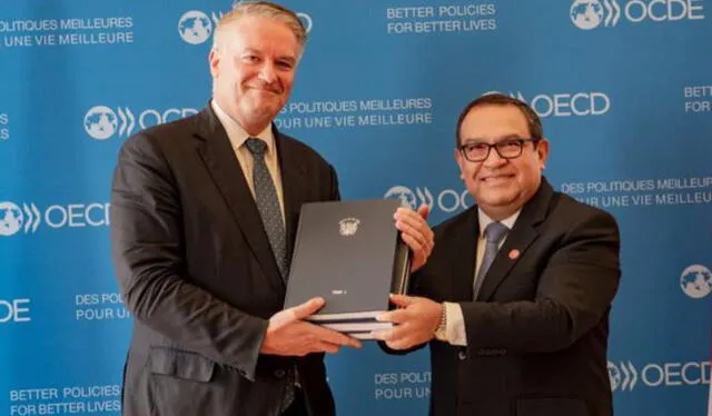   Alberto Otárola entregó memorando inicial que ratifica la intención del Perú de adherirse a la OCDE. Foto: PCM   