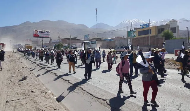 Manifestantes restringieron el tránsito vehicular. Foto: Wilder Pari/La República 