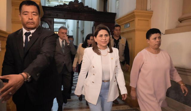  La funcionaria ingresó al hemiciclo acompañada de Martha Moyano. Foto: John Reyes/La República 