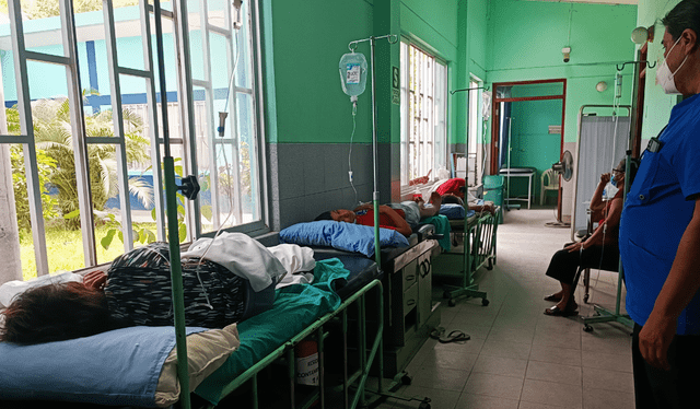  Pacientes con dengue en los pasillos del centro de salud de Pachitea, Piura. Foto: Maribel Mendo / La República    