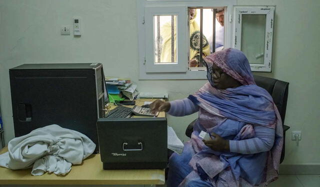 Salka Bilale atendiendo su farmacia en Mauritania. Foto: The New York Times   