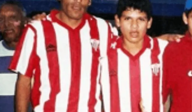 Julio Flores y su hijo Junior vistiendo la camiseta de Atlético Chalaco. Foto: DeChalaca   