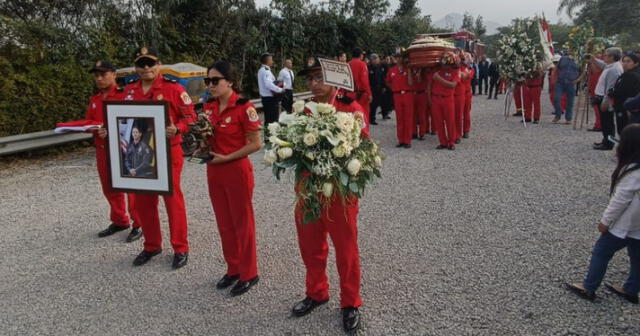 Colegas presentaron sus condolencias ante el fallecimiento de Manuel Villanueva. Foto: Royce Rodríguez/ La República   