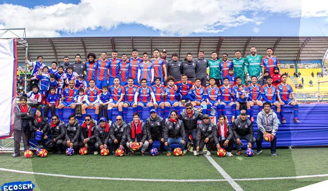 Julio Landauri junto al plantel de Ecosem para la temporada 2023. Foto: Ecosem 