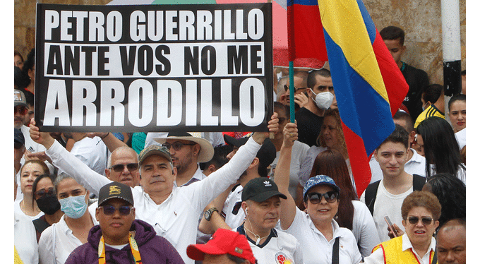  Miles de personas saldrán a expresar su descontento contra el presidente Gustavo Petro. Foto: EFE   
