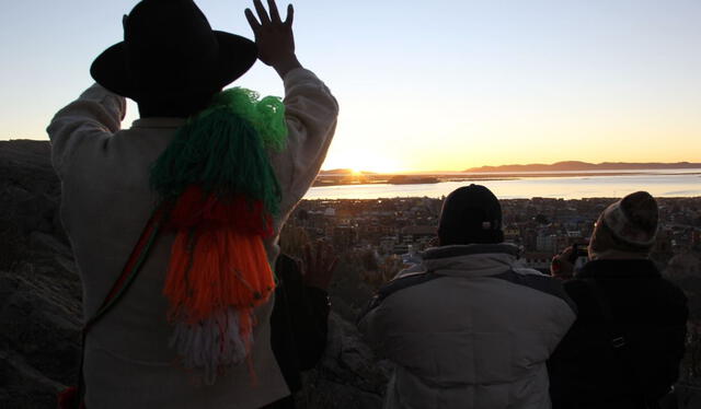  Ciudadanos recibirán la salida del sol orando. Foto: Andina   