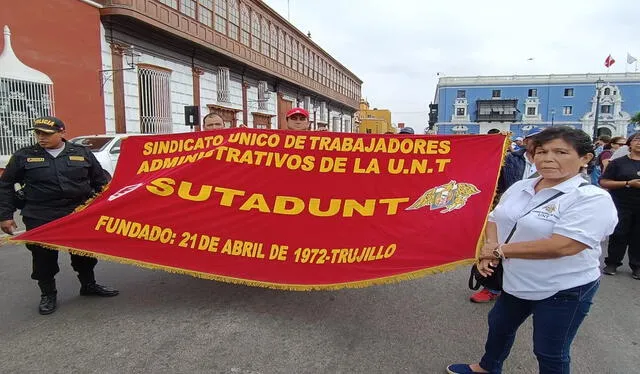  Los trabajadores de la Universidad nacional de Trujillo realizaron un plantón en la Plaza Mayor de Trujillo. Foto: Sergio Verde/ La República    