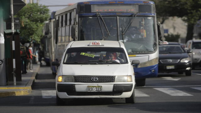  Taxis colectivos ganan la carrera a los corredores. Portada LR Data<br><br>    