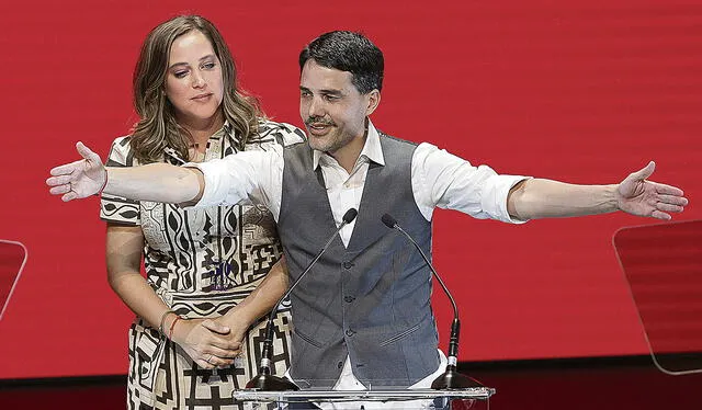  Virgilio Martínez le abre los brazos al mundo. A su lado, Pía León. Central fue elegido el mejor. Es la primera vez que este honor es para América Latina, destacó el diario El País. Foto: EFE   