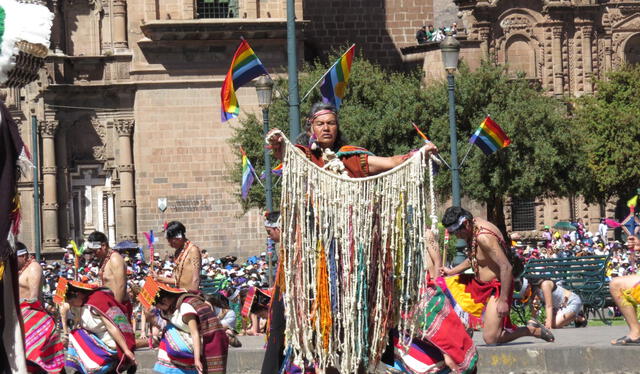  Khipu. El inca entrega al alcalde este símbolo de sabiduría. Foto: La República    